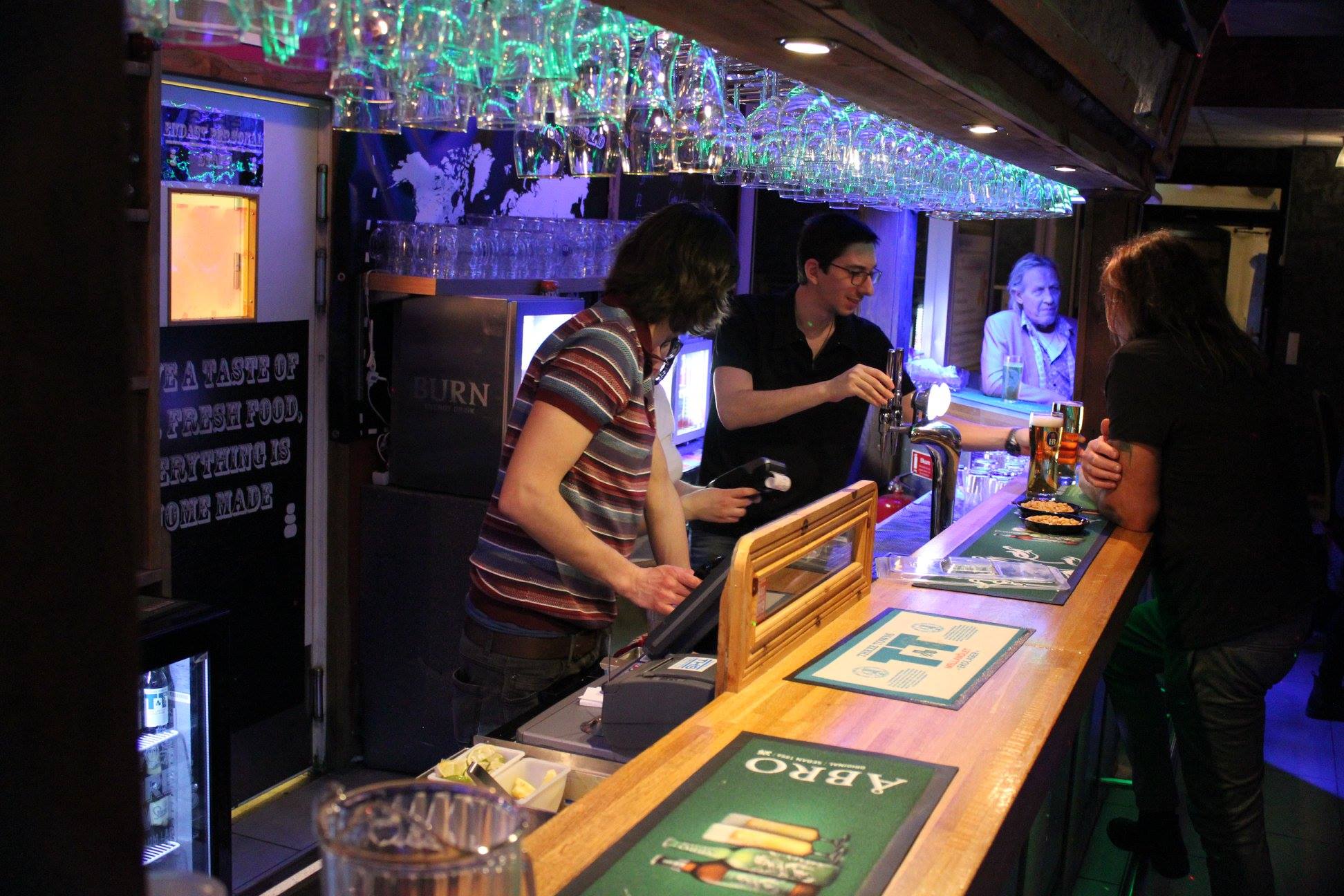 Grabbar i baren